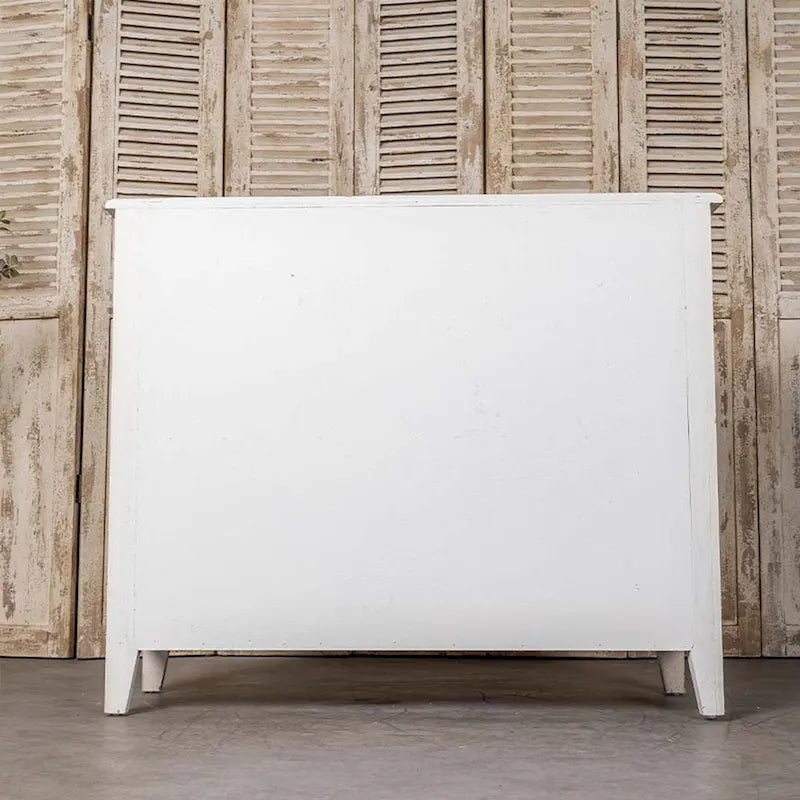 Commode à 3 tiroirs patinée blanche avec détails floraux sculptés