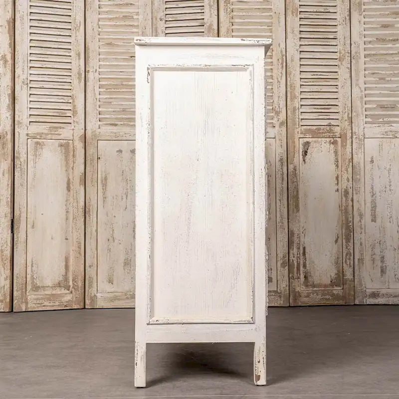 Commode à 3 tiroirs patinée blanche avec détails floraux sculptés