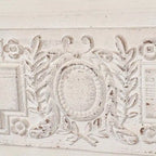 Commode à 3 tiroirs patinée blanche avec détails floraux sculptés