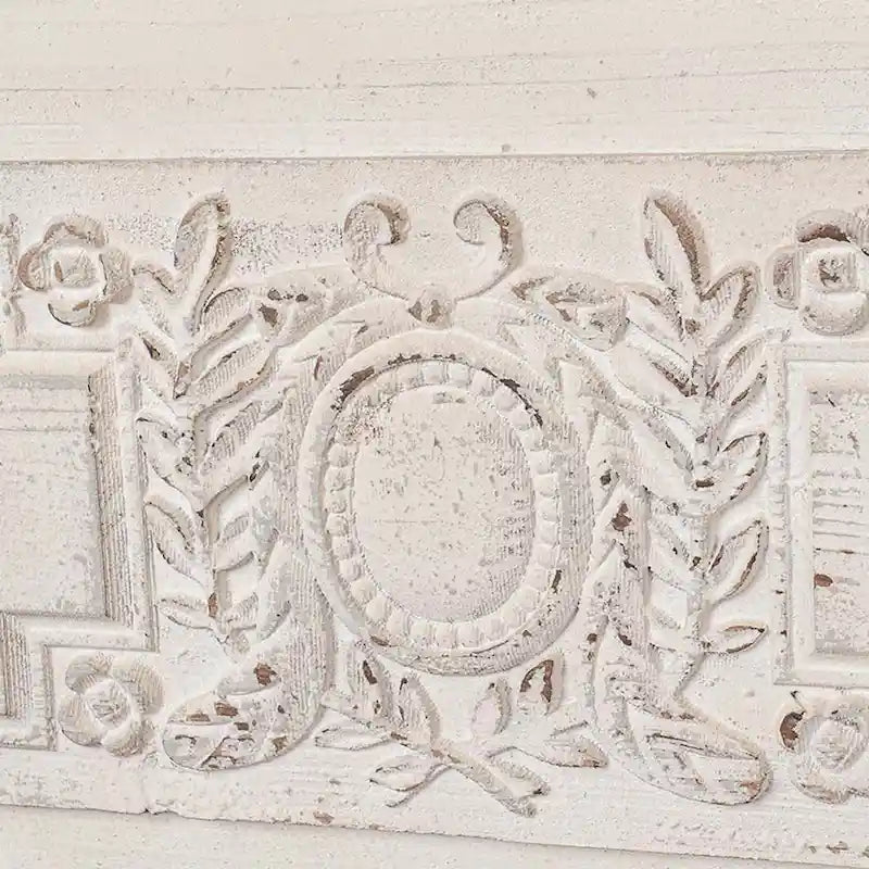 Commode à 3 tiroirs patinée blanche avec détails floraux sculptés