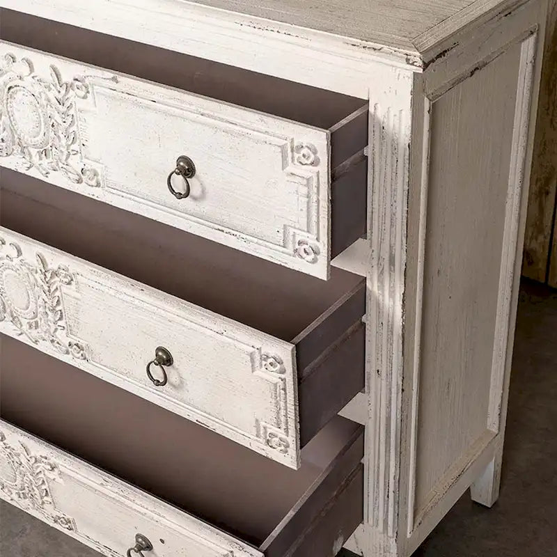 Commode à 3 tiroirs patinée blanche avec détails floraux sculptés