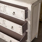 Commode à 3 tiroirs patinée blanche avec détails floraux sculptés