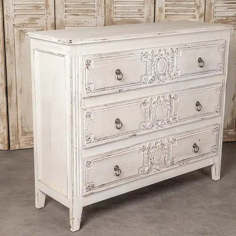Commode à 3 tiroirs patinée blanche avec détails floraux sculptés