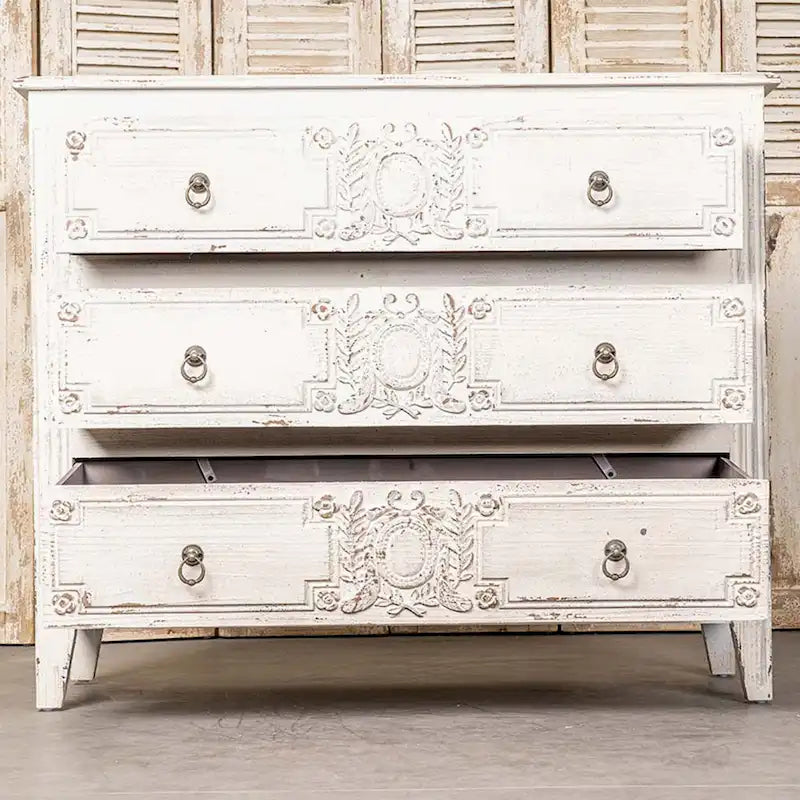 Commode à 3 tiroirs patinée blanche avec détails floraux sculptés