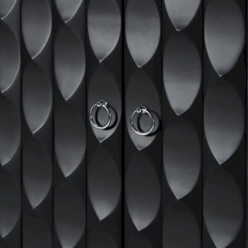 Buffet 4 portes avec portes à motif géométrique convexe et poignées argentées Bleu marine