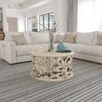 Table basse Alina en manguier sculpté à la main, motif floral ajouré, finition blanc vieilli, 33 po