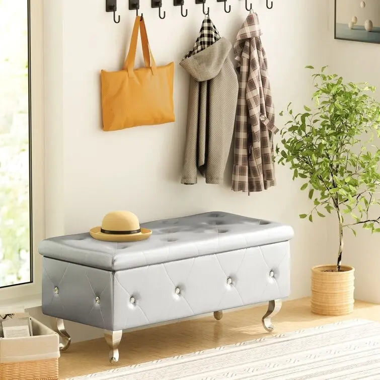 Banc de rangement capitonné en similicuir avec plateau relevable, boutons en cristal et pieds argentés