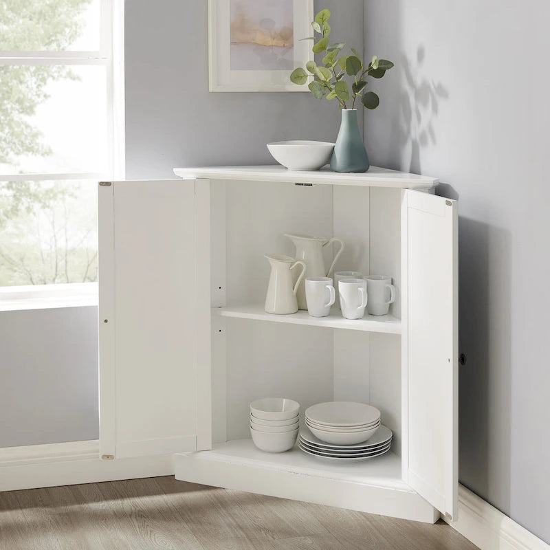 Meuble d'angle blanc avec portes à lambris et étagère réglable