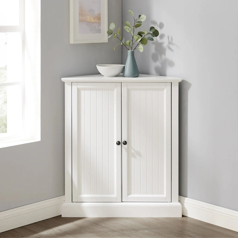 Meuble d'angle blanc avec portes à lambris et étagère réglable