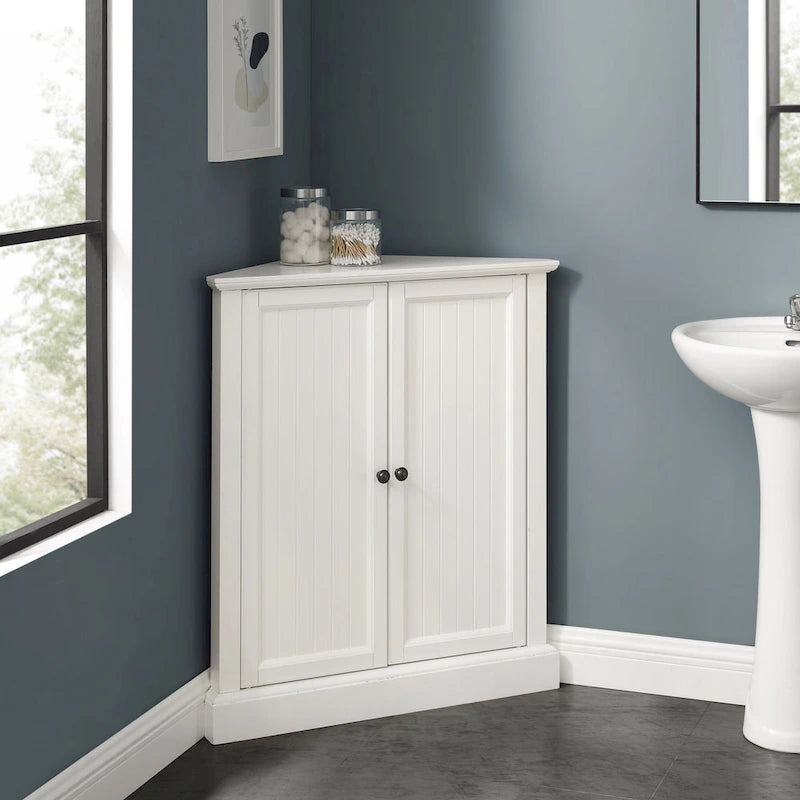 Meuble d'angle blanc avec portes à lambris et étagère réglable