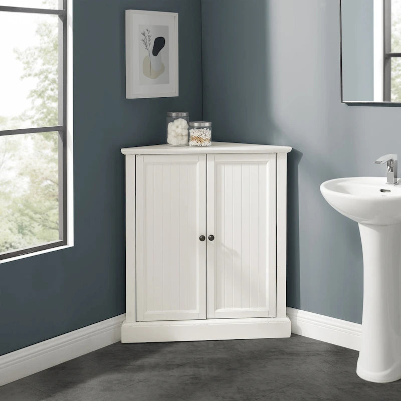 Meuble d'angle blanc avec portes à lambris et étagère réglable