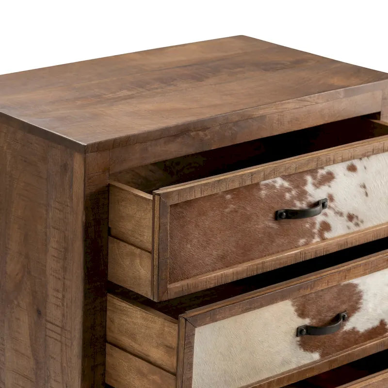 Commode de rangement à trois tiroirs en bois de manguier et peau de vache marron et blanche
