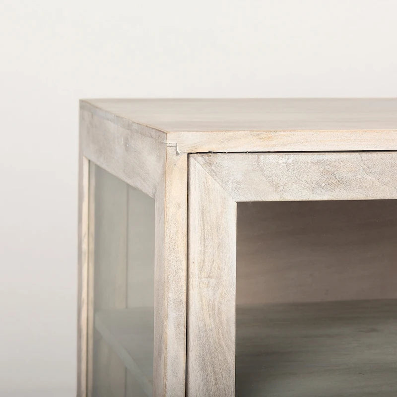 Buffet en bois massif blanchi avec base en fer doré et portes vitrées