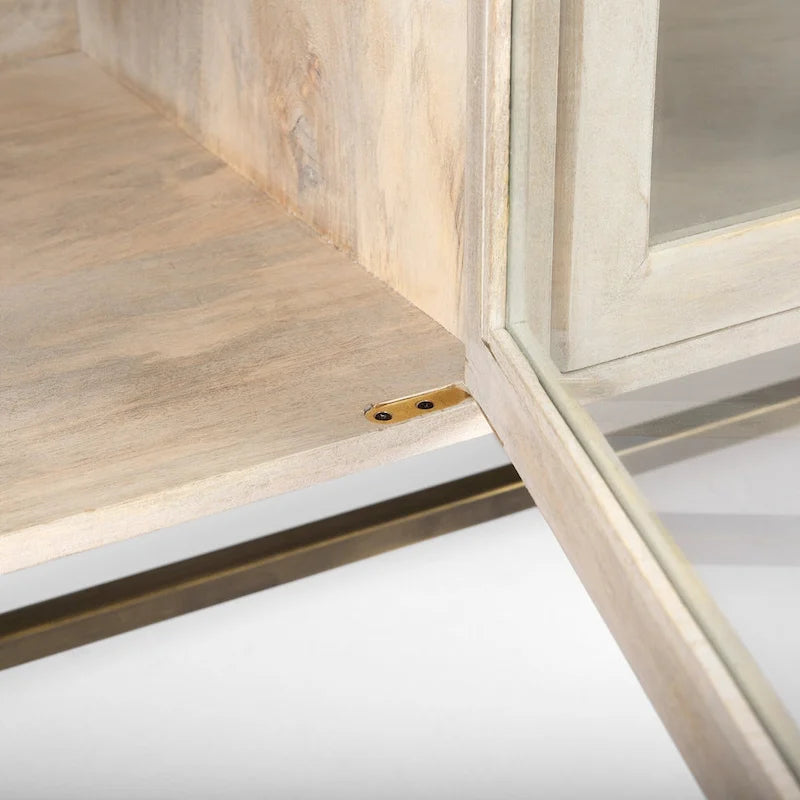 Buffet en bois massif blanchi avec base en fer doré et portes vitrées