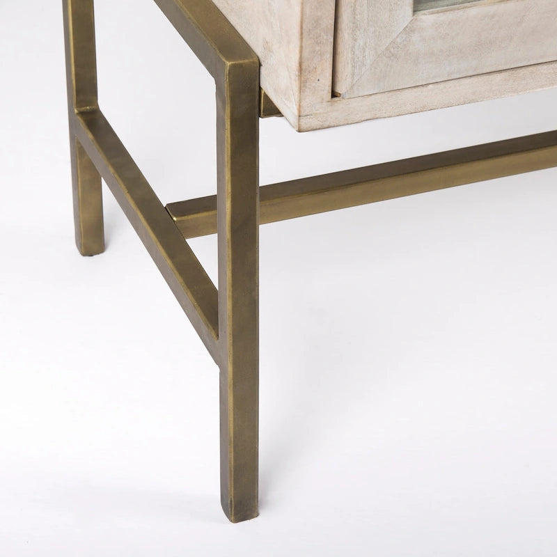 Buffet en bois massif blanchi avec base en fer doré et portes vitrées