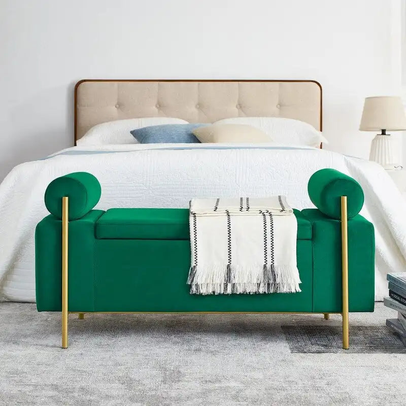 Banc coffre de rangement tapissé de velours avec accoudoirs roulés et pieds en fer doré, blanc vert beige