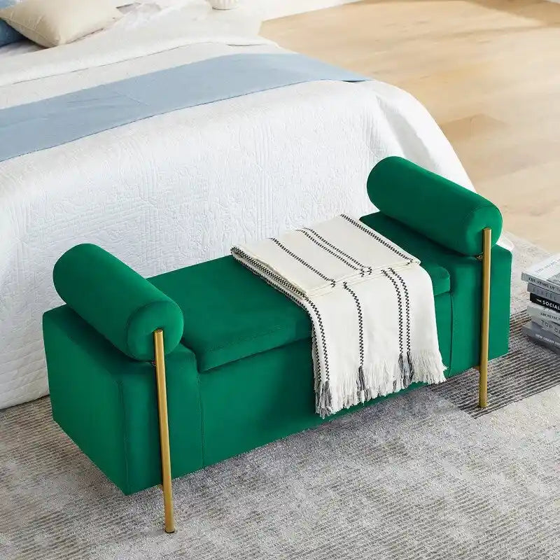 Banc coffre de rangement tapissé de velours avec accoudoirs roulés et pieds en fer doré, blanc vert beige