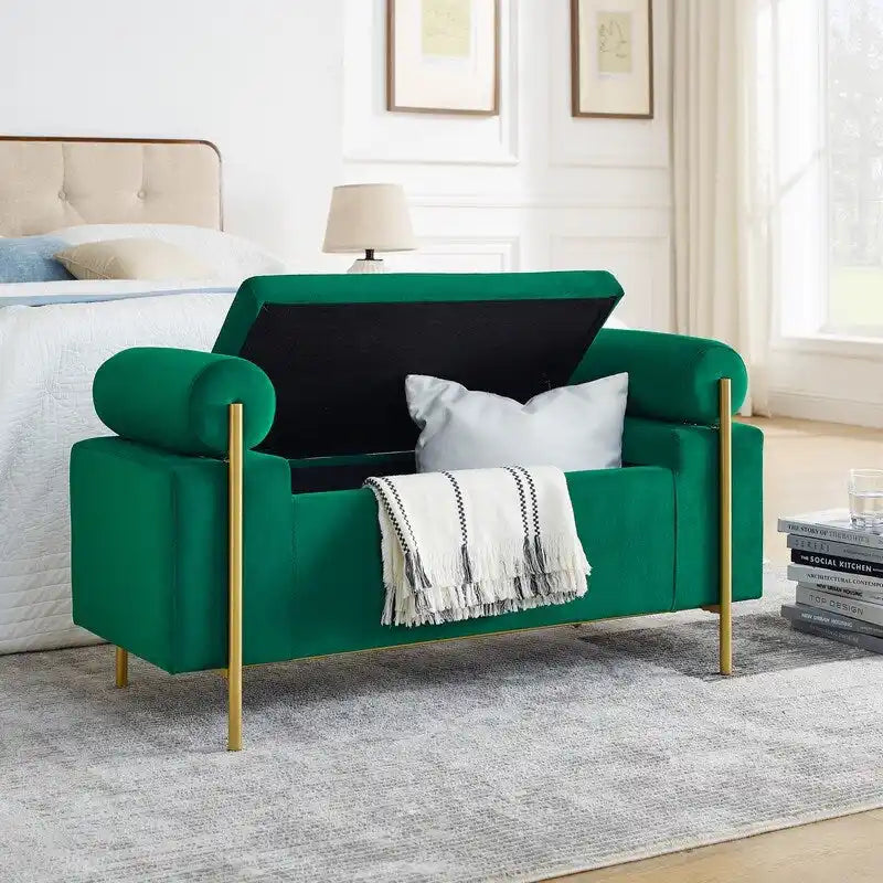 Banc coffre de rangement tapissé de velours avec accoudoirs roulés et pieds en fer doré, blanc vert beige