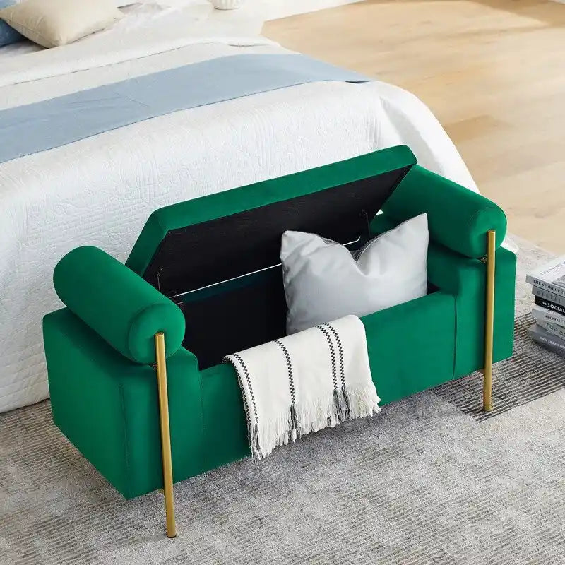 Banc coffre de rangement tapissé de velours avec accoudoirs roulés et pieds en fer doré, blanc vert beige
