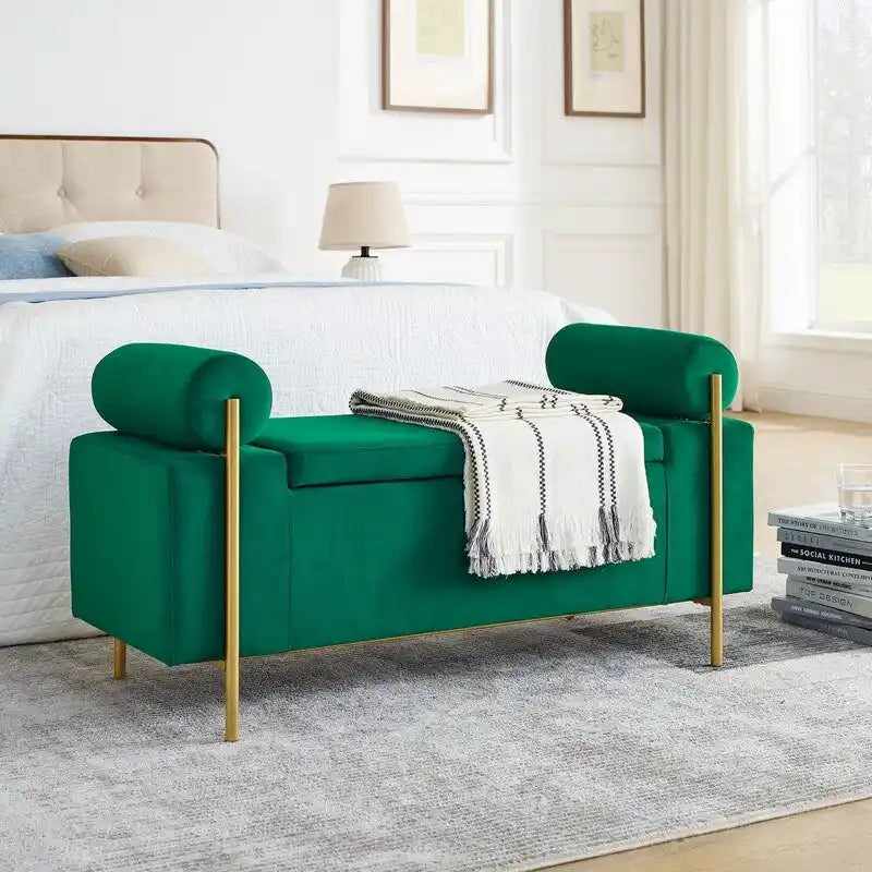 Banc coffre de rangement tapissé de velours avec accoudoirs roulés et pieds en fer doré, blanc vert beige