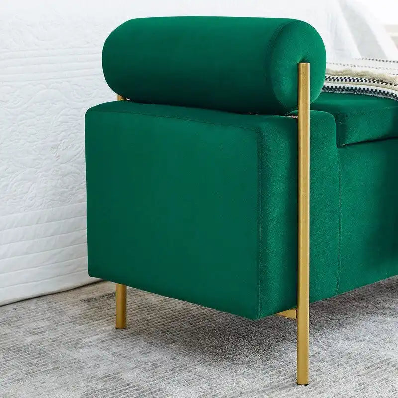 Banc coffre de rangement tapissé de velours avec accoudoirs roulés et pieds en fer doré, blanc vert beige