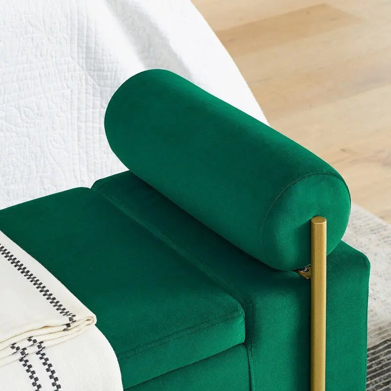 Banc coffre de rangement tapissé de velours avec accoudoirs roulés et pieds en fer doré, blanc vert beige