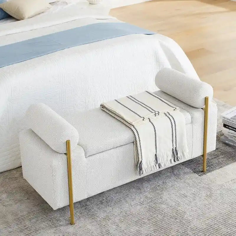 Banc coffre de rangement tapissé de velours avec accoudoirs roulés et pieds en fer doré, blanc vert beige