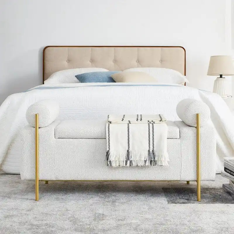 Banc coffre de rangement tapissé de velours avec accoudoirs roulés et pieds en fer doré, blanc vert beige