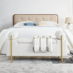 Banc coffre de rangement tapissé de velours avec accoudoirs roulés et pieds en fer doré, blanc vert beige