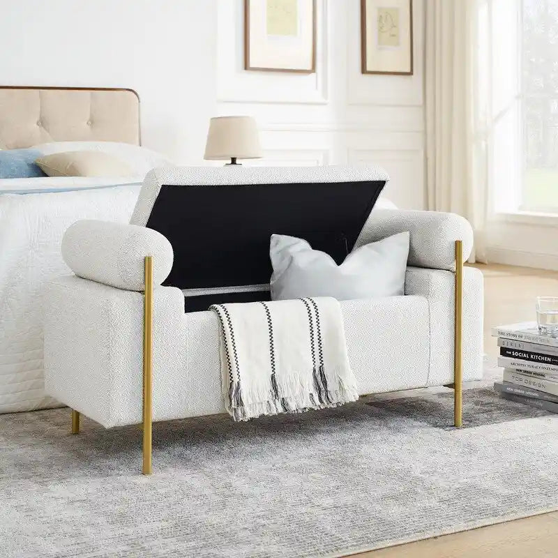 Banc coffre de rangement tapissé de velours avec accoudoirs roulés et pieds en fer doré, blanc vert beige