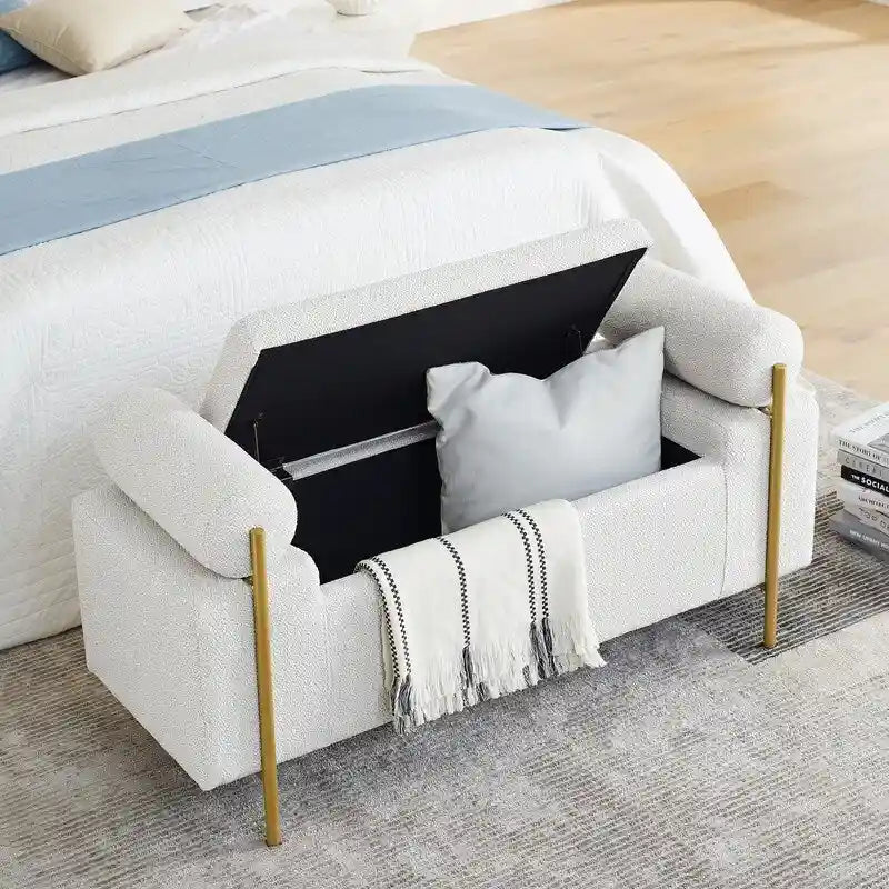 Banc coffre de rangement tapissé de velours avec accoudoirs roulés et pieds en fer doré, blanc vert beige