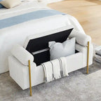Banc coffre de rangement tapissé de velours avec accoudoirs roulés et pieds en fer doré, blanc vert beige