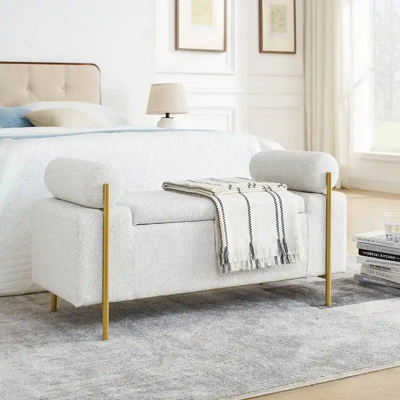 Banc coffre de rangement tapissé de velours avec accoudoirs roulés et pieds en fer doré, blanc vert beige