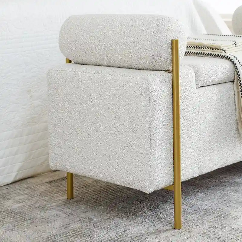 Banc coffre de rangement tapissé de velours avec accoudoirs roulés et pieds en fer doré, blanc vert beige