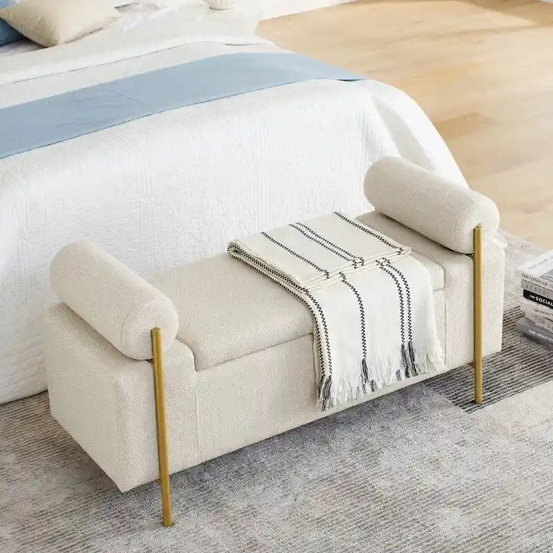 Banc coffre de rangement tapissé de velours avec accoudoirs roulés et pieds en fer doré, blanc vert beige