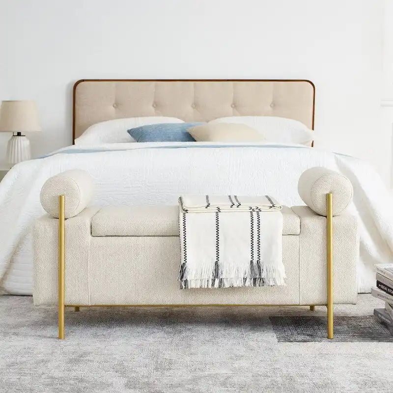 Banc coffre de rangement tapissé de velours avec accoudoirs roulés et pieds en fer doré, blanc vert beige