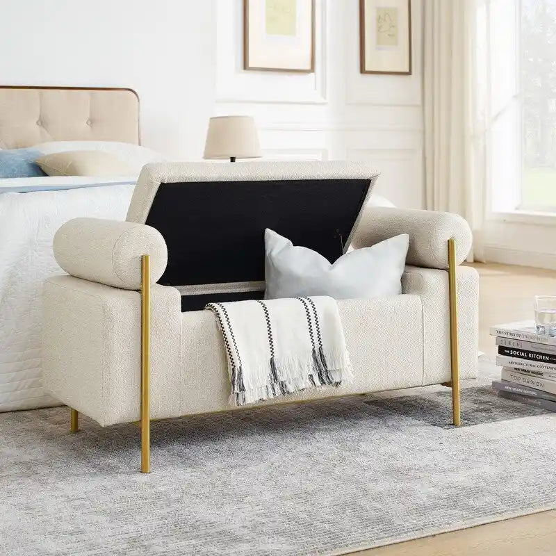 Banc coffre de rangement tapissé de velours avec accoudoirs roulés et pieds en fer doré, blanc vert beige