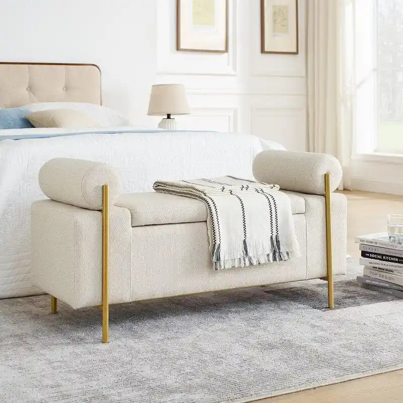 Banc coffre de rangement tapissé de velours avec accoudoirs roulés et pieds en fer doré, blanc vert beige