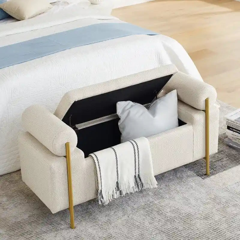 Banc coffre de rangement tapissé de velours avec accoudoirs roulés et pieds en fer doré, blanc vert beige