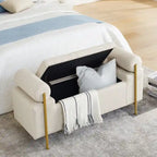 Banc coffre de rangement tapissé de velours avec accoudoirs roulés et pieds en fer doré, blanc vert beige