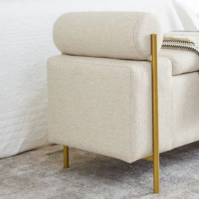 Banc coffre de rangement tapissé de velours avec accoudoirs roulés et pieds en fer doré, blanc vert beige