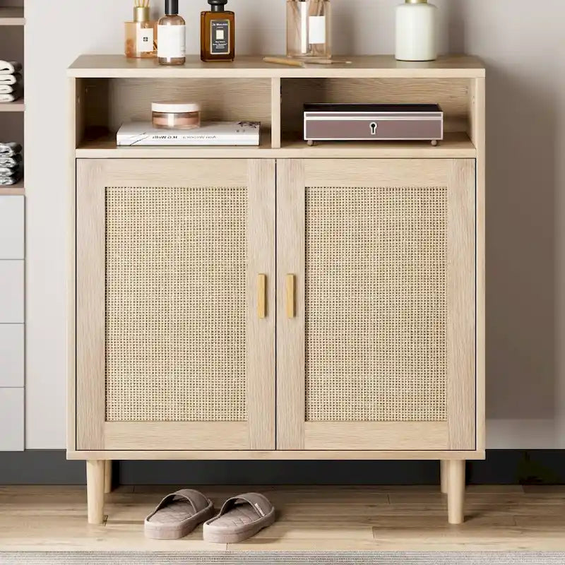 Buffet bas en rotin beige avec portes et étagères ouvertes