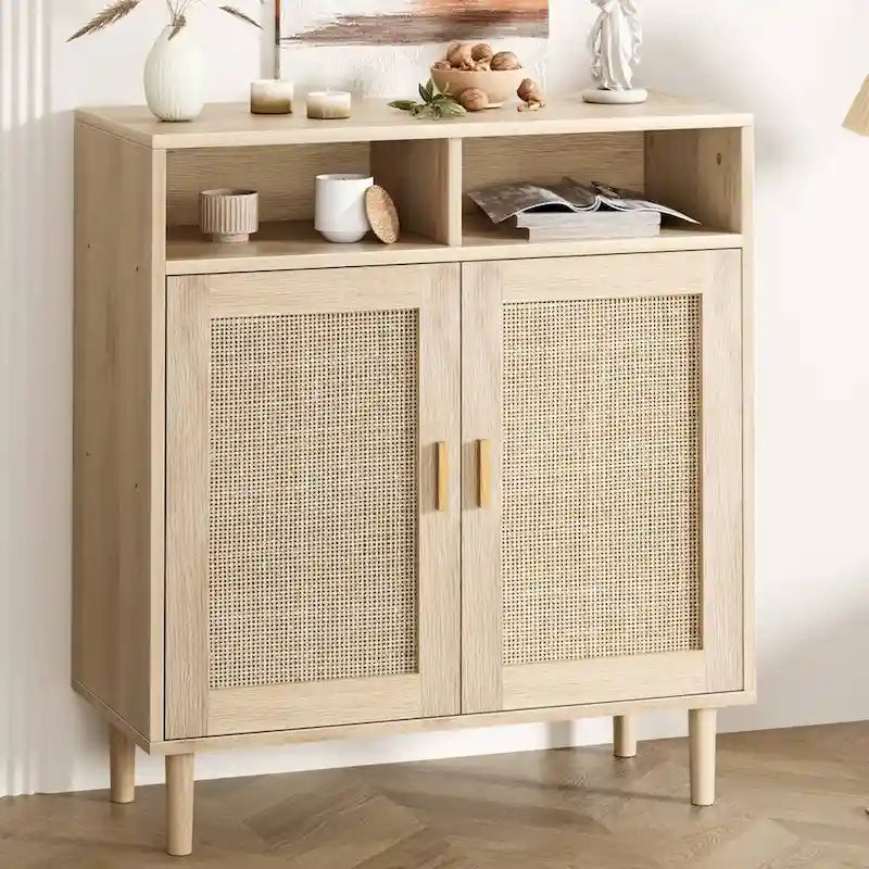 Buffet bas en rotin beige avec portes et étagères ouvertes