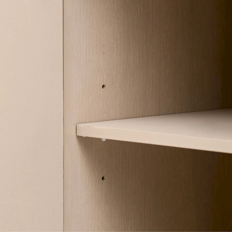 Buffet 4 portes en bois avec poignées métalliques dorées et étagères réglables, beige