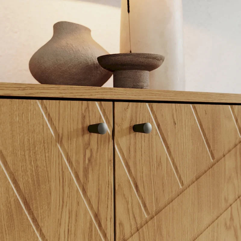 Buffet 4 portes à rainures géométriques effet chêne avec pieds en acier