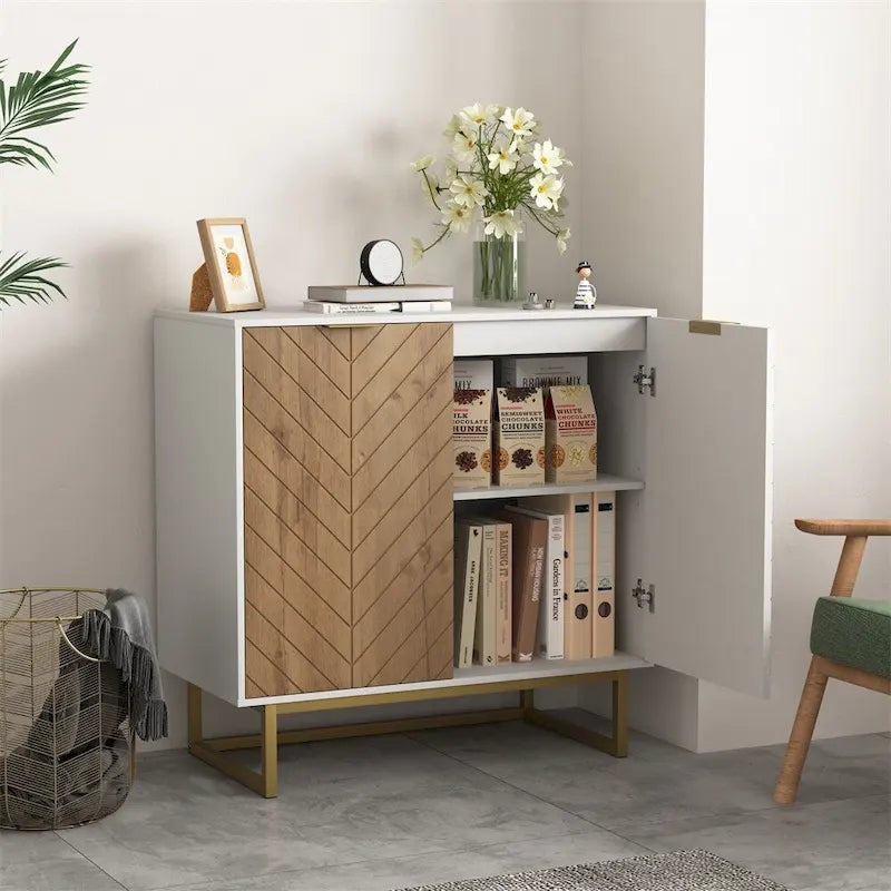 Buffet à portes doubles à chevrons en bois blanc avec base dorée