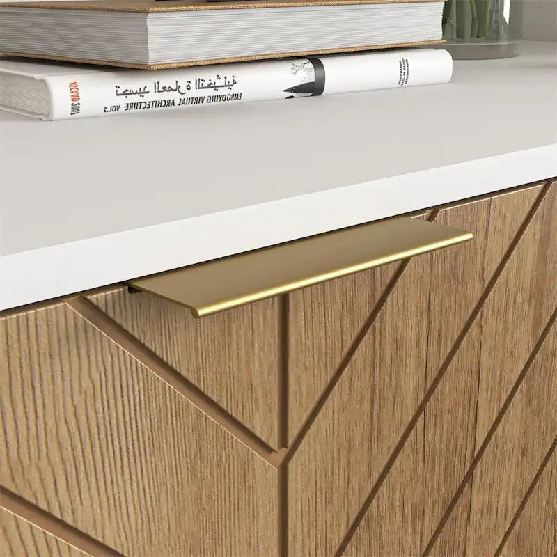 Buffet à portes doubles à chevrons en bois blanc avec base dorée